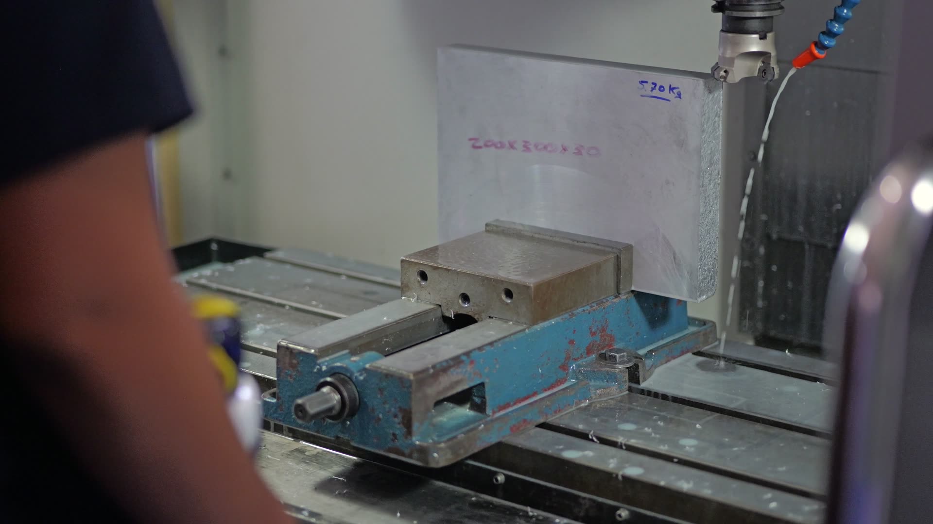 Jeklen kos vpet v CNC rezkar — resnična delavnica MIKRO-PRO.